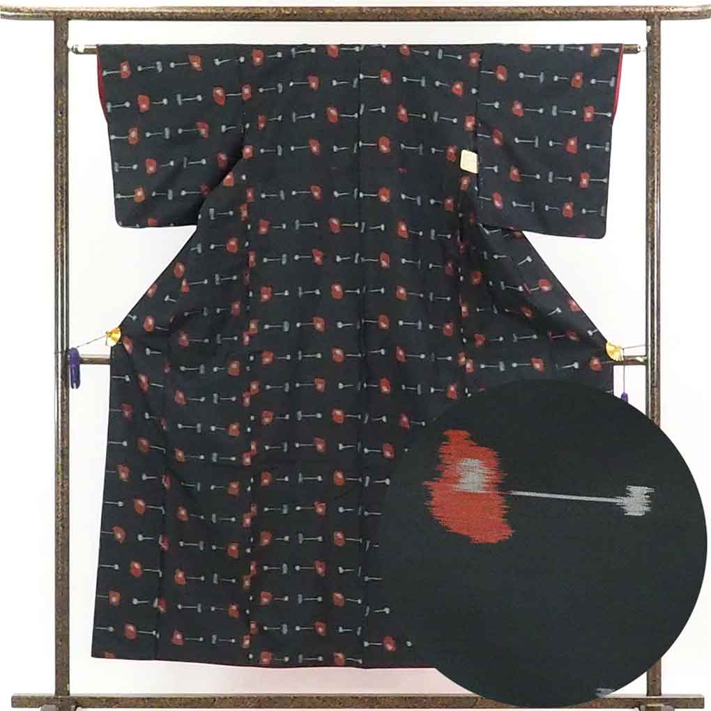 リサイクル着物 紬正絹黒地袷先染紬着物 レディース 秋冬春用 シルク ブラック 裄Sサイズ身丈153cm 裄62cm 前幅23cm 後幅28cm 袖丈47cm【ランクA】