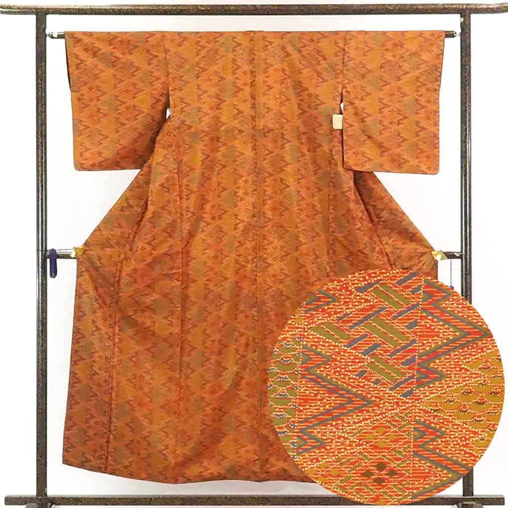 リサイクル着物 小紋正絹オレンジ地松皮菱模様大島生地使用袷小紋着物 レディース 秋冬春用 シルク オレンジ 裄Mサイズ身丈154cm 裄63cm 前幅24cm 後幅28cm 袖丈49cm【ランクA】