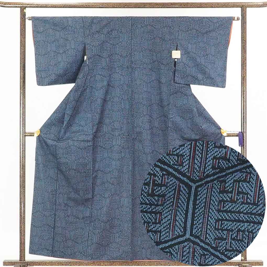 リサイクル 紬 黒地 先染 紺絣 袷 正絹 着物 レディース 秋冬春用 シルク ブラック 裄Mサイズ身丈159cm 裄64cm 前幅23cm 後幅28.5cm 袖丈47cm【ランクA】