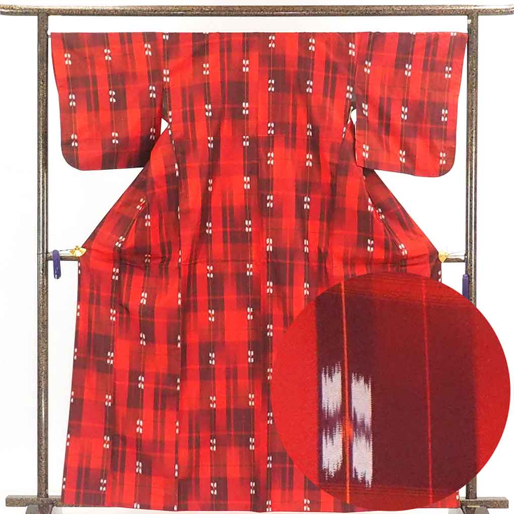 リサイクル 紬 赤地 縞柄 袷 正絹 着物 レディース 秋冬春用 シルク レッド 裄Lサイズ身丈163cm 裄68cm 前幅22.5cm 後幅29.5cm 袖丈49cm【ランクA】