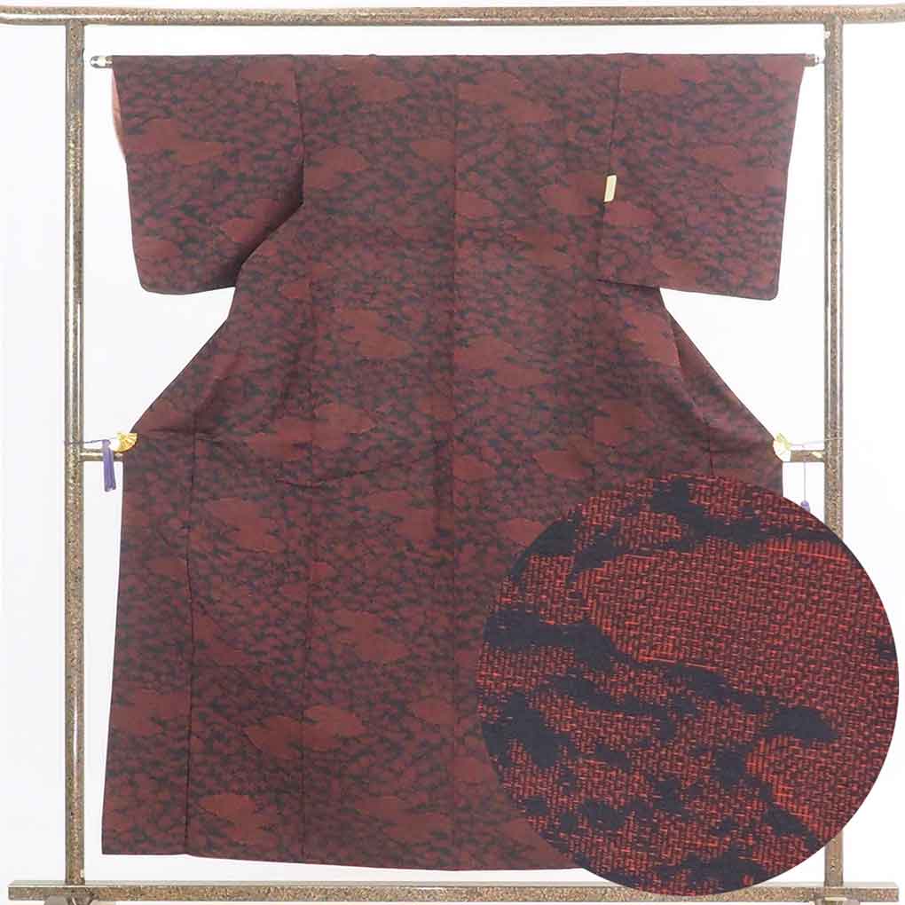 リサイクル着物 紬 黒地 赤絣 花柄 袷 正絹 着物 レディース 秋冬春用 シルク ブラック 裄Mサイズ リユース身丈159cm 裄63cm 前幅22cm 後幅28cm 袖丈49cm【ランクA】