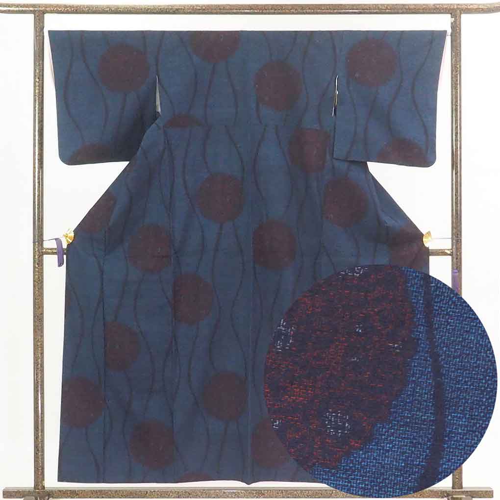 リサイクル着物 紬 紺地 先染立涌柄 袷 正絹 着物 レディース 秋冬春用 シルク ネイビー 裄Lサイズ リユース身丈158cm 裄67cm 前幅24.5cm 後幅30cm 袖丈49cm【ランクA】