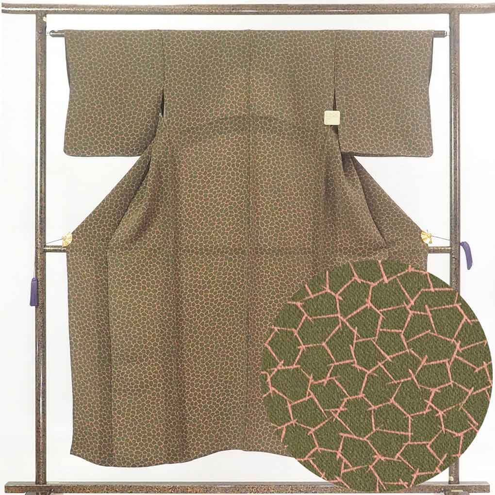 リサイクル着物 小紋 茶グリーン地 連続模様 単衣 正絹 着物 レディース 初夏・初秋用 シルク グリーン 裄Sサイズ リユース身丈150cm 裄62cm 前幅24cm 後幅28cm 袖丈45cm【ランクA】