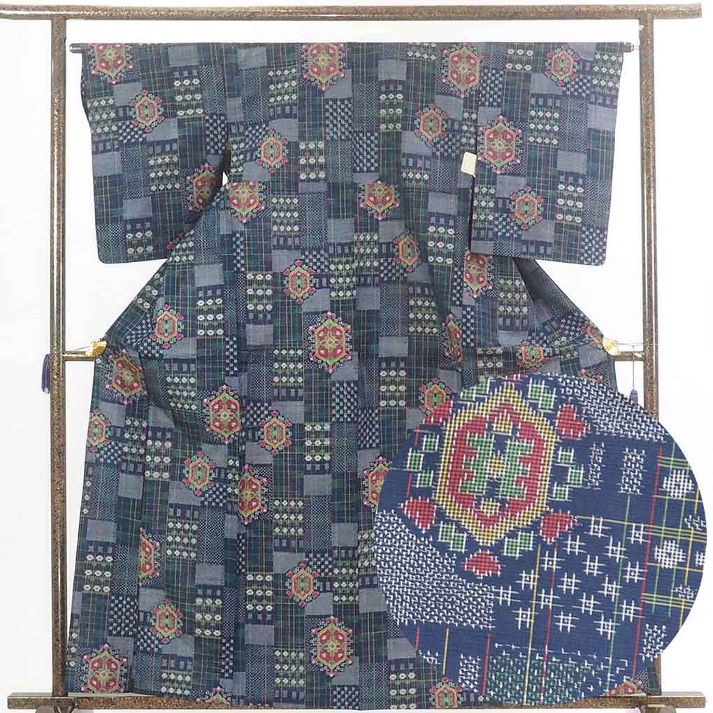 リサイクル着物 紬 紺地 連続模様 単衣 正絹 着物 未使用品 レディース 初夏・初秋用 シルク ネイビー 裄Mサイズ リユース身丈162cm 裄64cm 前幅25cm 後幅30.5cm 袖丈55cm【ランクS】