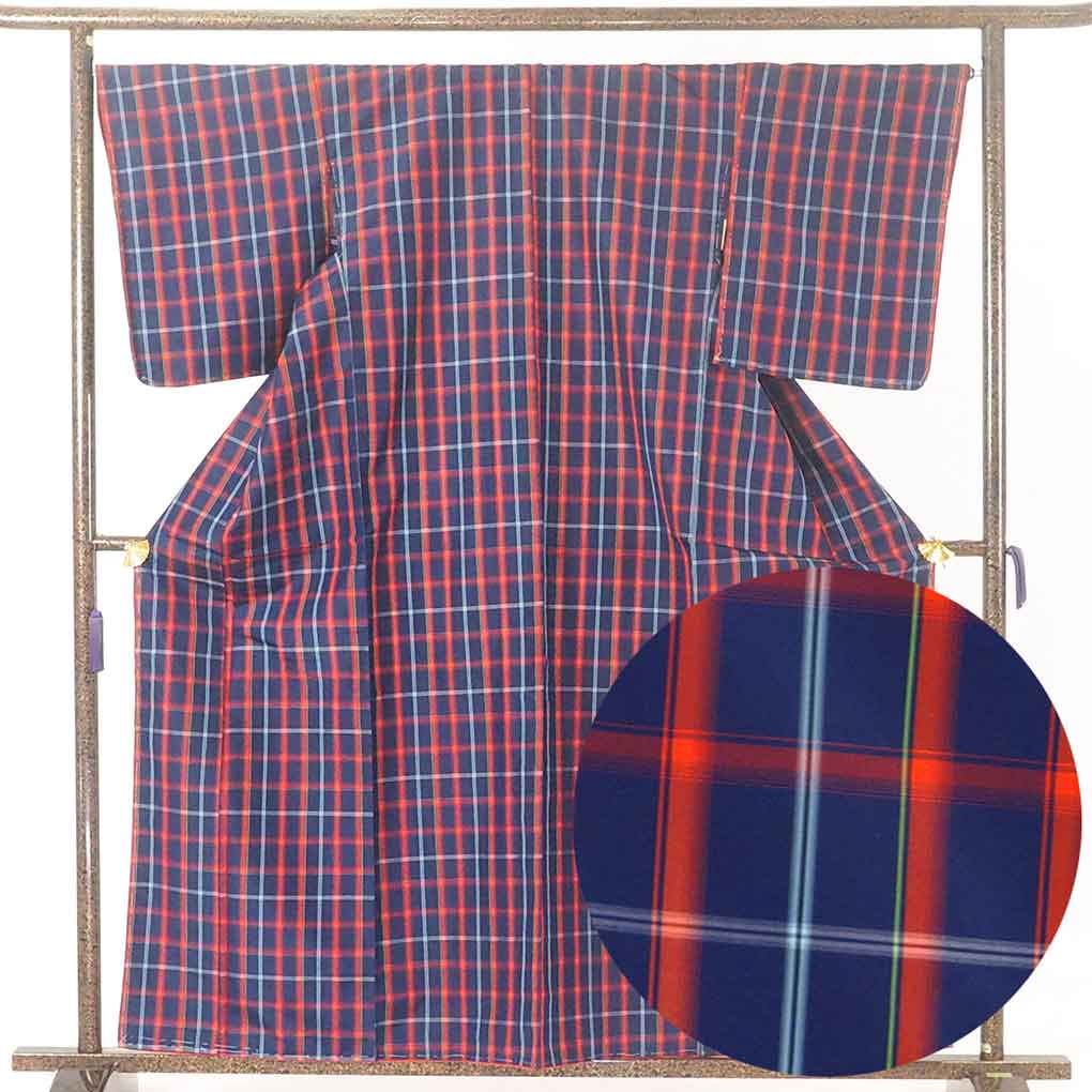 リサイクル着物 紬 紺地 格子柄 袷 正絹 着物 大島紬 未使用品 レディース 秋冬春用 シルク ネイビー 裄Lサイズ リユース身丈160cm 裄67cm 前幅24cm 後幅30cm 袖丈53cm【ランクS】