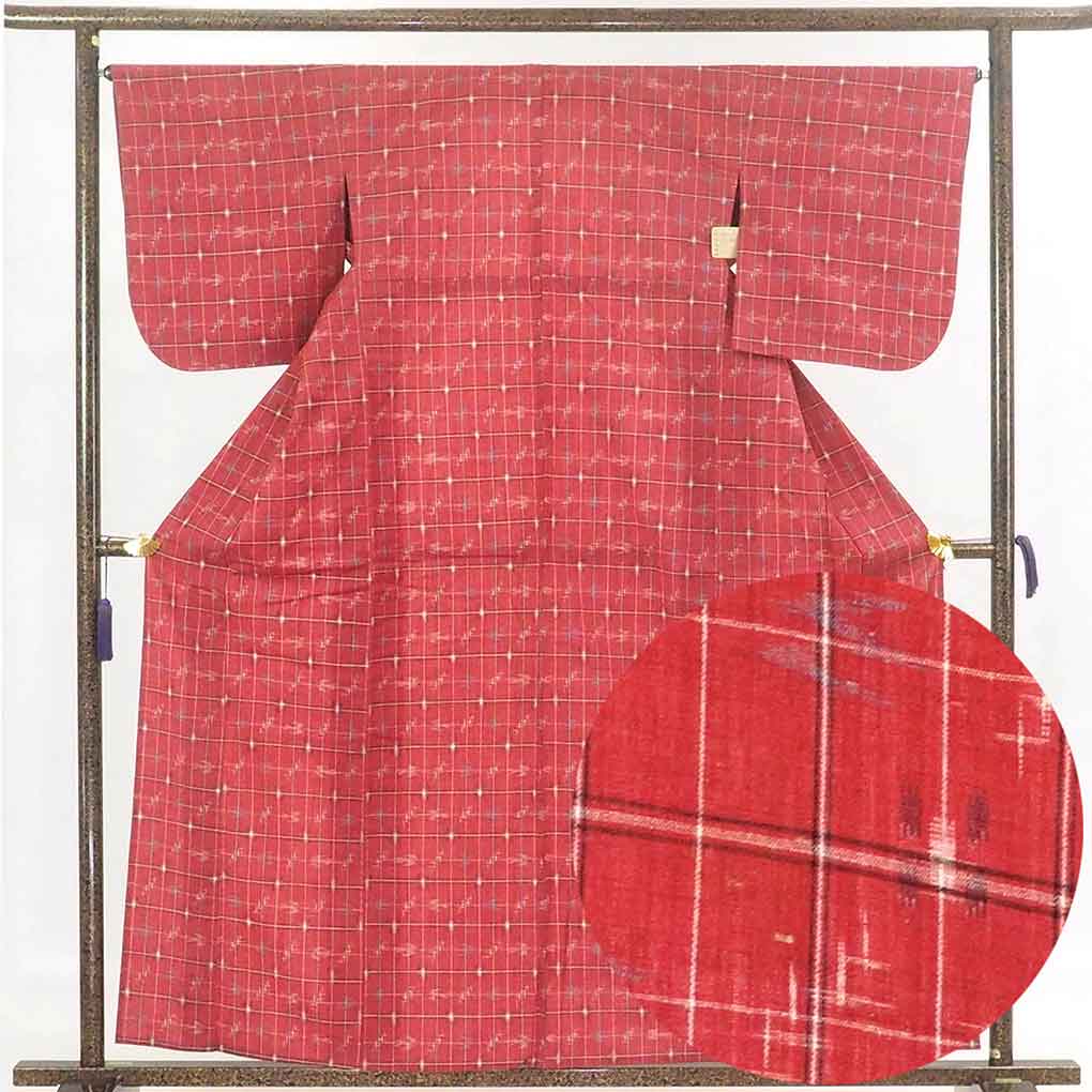 リサイクル着物 紬 赤地 格子模様 単衣 正絹 着物 レディース 初夏・初秋用 シルク レッド 裄Mサイズ リユース身丈160cm 裄66cm 前幅24cm 後幅29cm 袖丈49cm【ランクS】