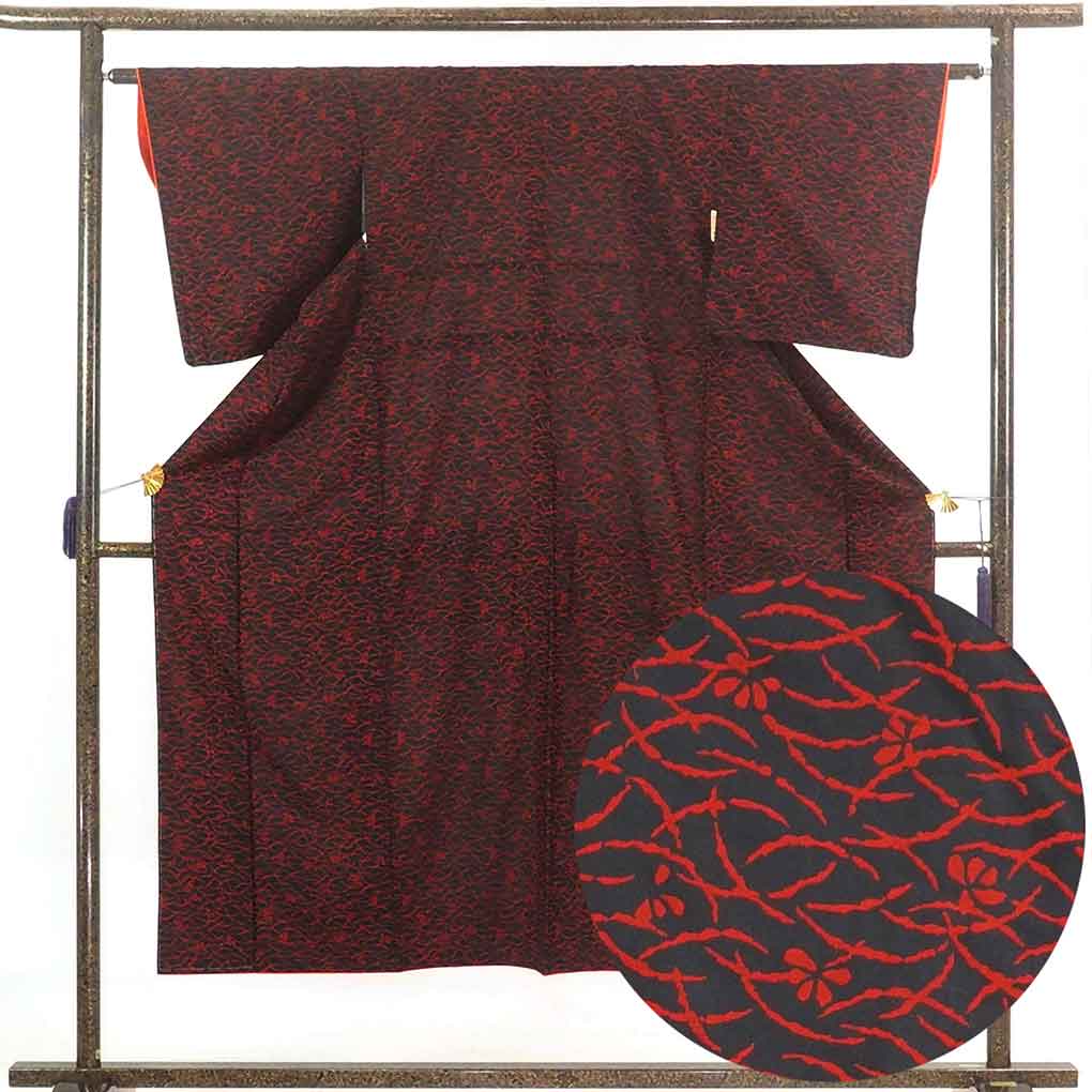 リサイクル着物 紬 黒地 連続模様 袷 正絹 着物 未使用品 レディース 秋冬春用 シルク ブラック 裄Sサイズ リユース身丈148cm 裄62cm 前幅23cm 後幅28cm 袖丈49cm【ランクS】