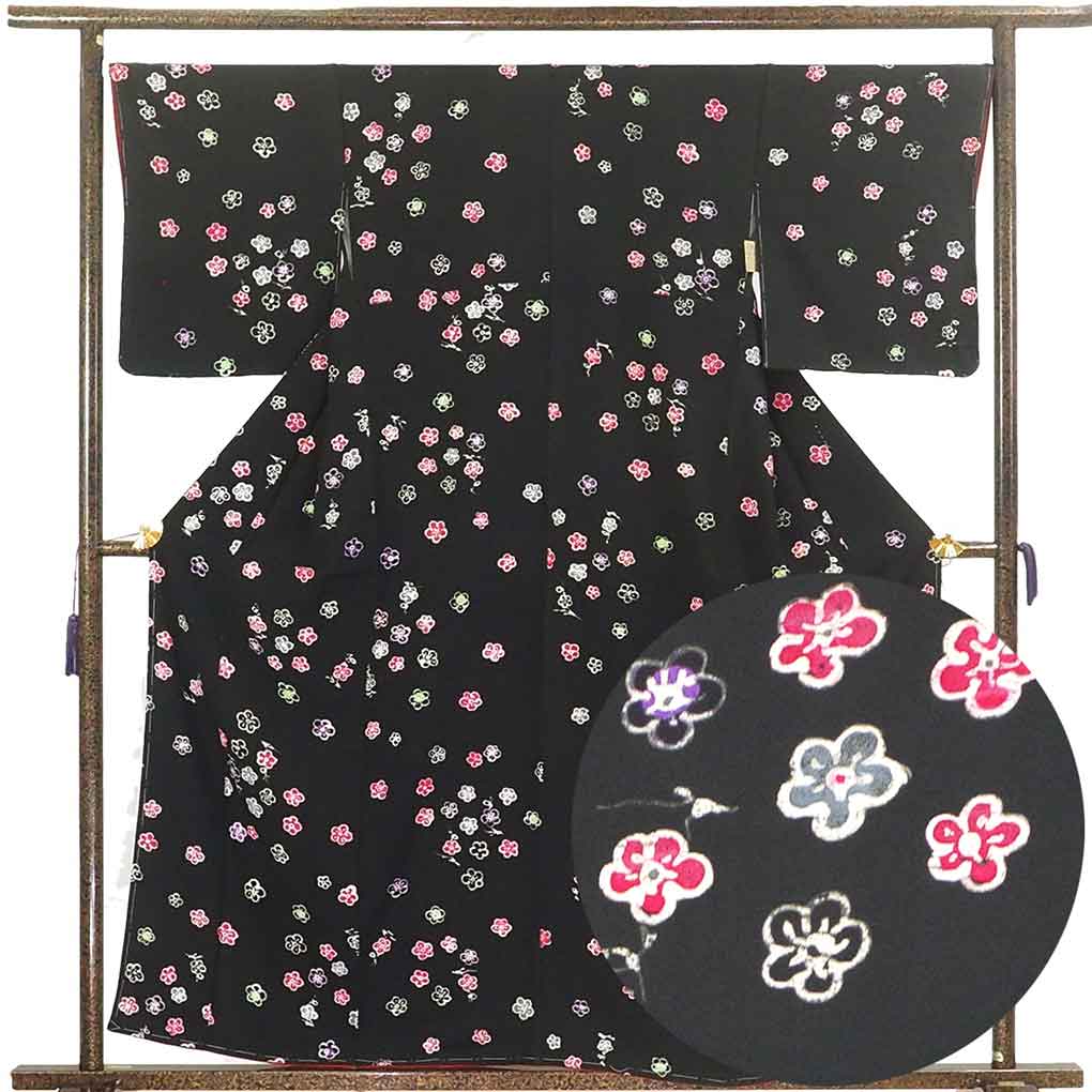 リサイクル着物 小紋 黒地 梅柄 袷 正絹 着物 未使用品 レディース 秋冬春用 シルク ブラック 裄Lサイズ リユース身丈159cm 裄67cm 前幅24cm 後幅30cm 袖丈49cm【ランクS】