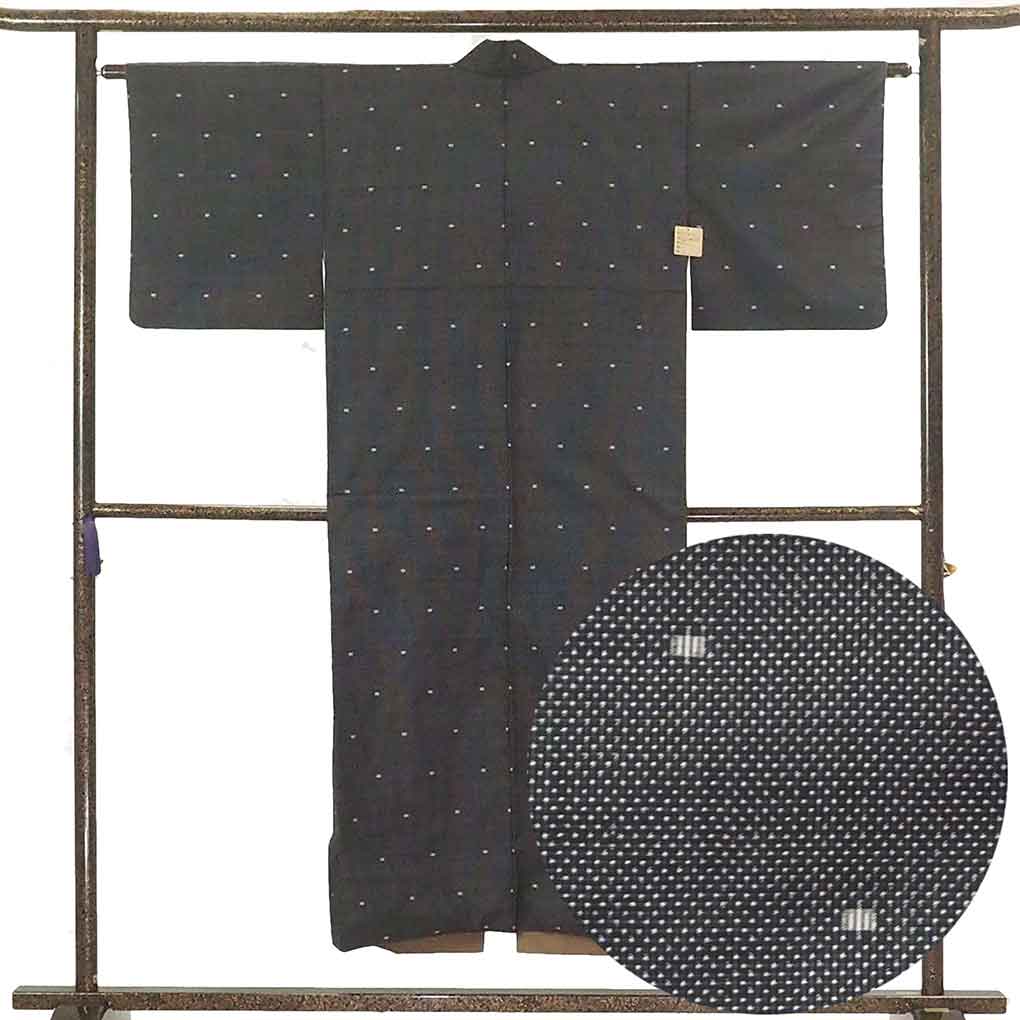 リサイクル着物 紬 黒地 大島紬 連続模様 袷 正絹 着物 レディース 秋冬春用 シルク ブラック 裄Sサイズ リユース身丈146cm 裄62cm 前幅24cm 後幅30cm 袖丈45cm【ランクA】