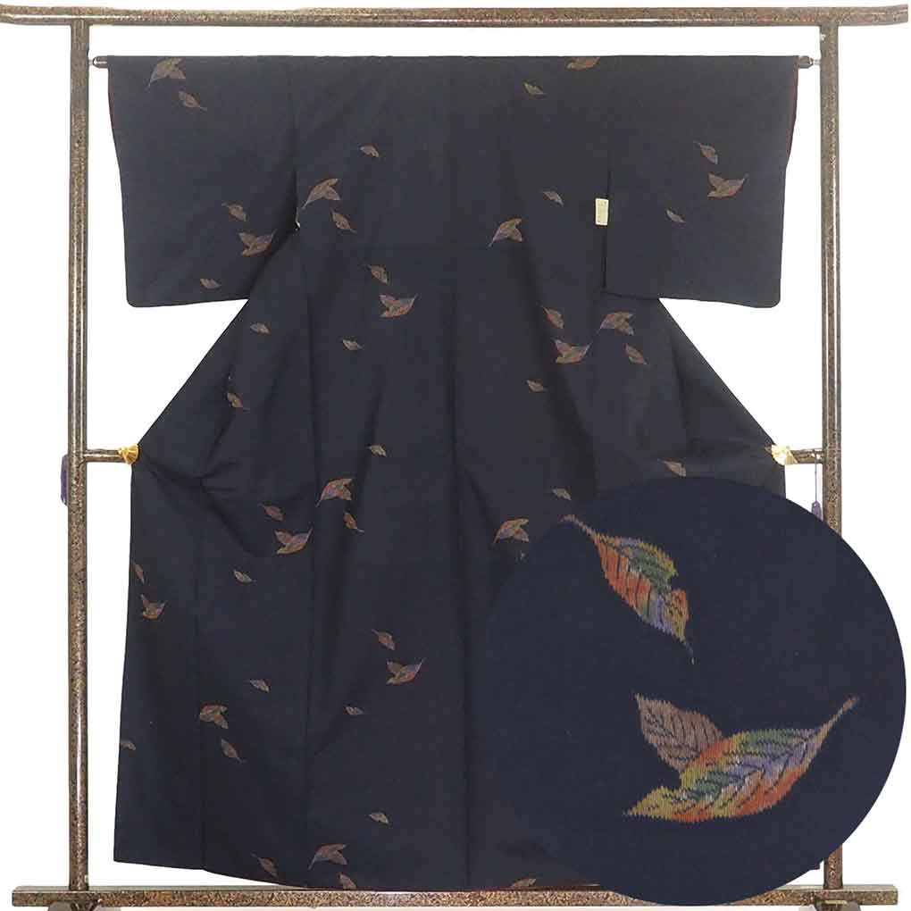 リサイクル着物 紬 濃紺地 木の葉飛び柄 袷 正絹 着物 レディース 秋冬春用 シルク ネイビー 裄Mサイズ リユース身丈160cm 裄64cm 前幅23cm 後幅29cm 袖丈49cm【ランクA】