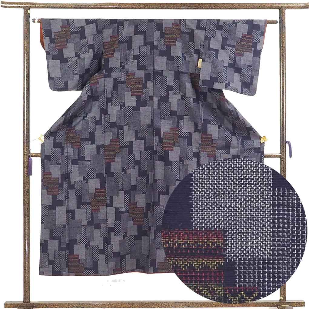 リサイクル 紬 着物 身丈147cm 裄62cm 前幅23cm 後幅28cm 袖丈45cm 袖幅32.5cm レディース 袷 連続模様 裄Sサイズ 秋冬春用 正絹（シルク）紺地 美品 リサイクル リメイク リユース【ランクA】