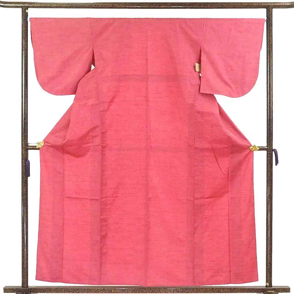 リサイクル 紬 着物 身丈159cm 裄67cm 前幅23cm 後幅29cm 袖丈48cm 袖幅34cm レディース 単衣 無地 裄長 裄Lサイズ 初夏・初秋用 正絹（シルク）ピンク地 美品 リサイクル リメイク リユース【ランクA】