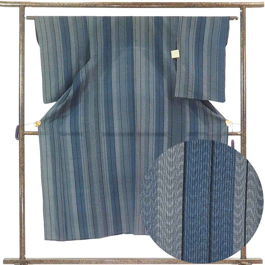 リサイクル 紬 着物 身丈150cm 裄63cm 前幅22cm 後幅29cm 袖丈58cm 袖幅32cm レディース 単衣 縞 裄Mサイズ 初夏・初秋用 正絹（シルク）グレー地 美品 リサイクル リメイク リユース【ランクA】