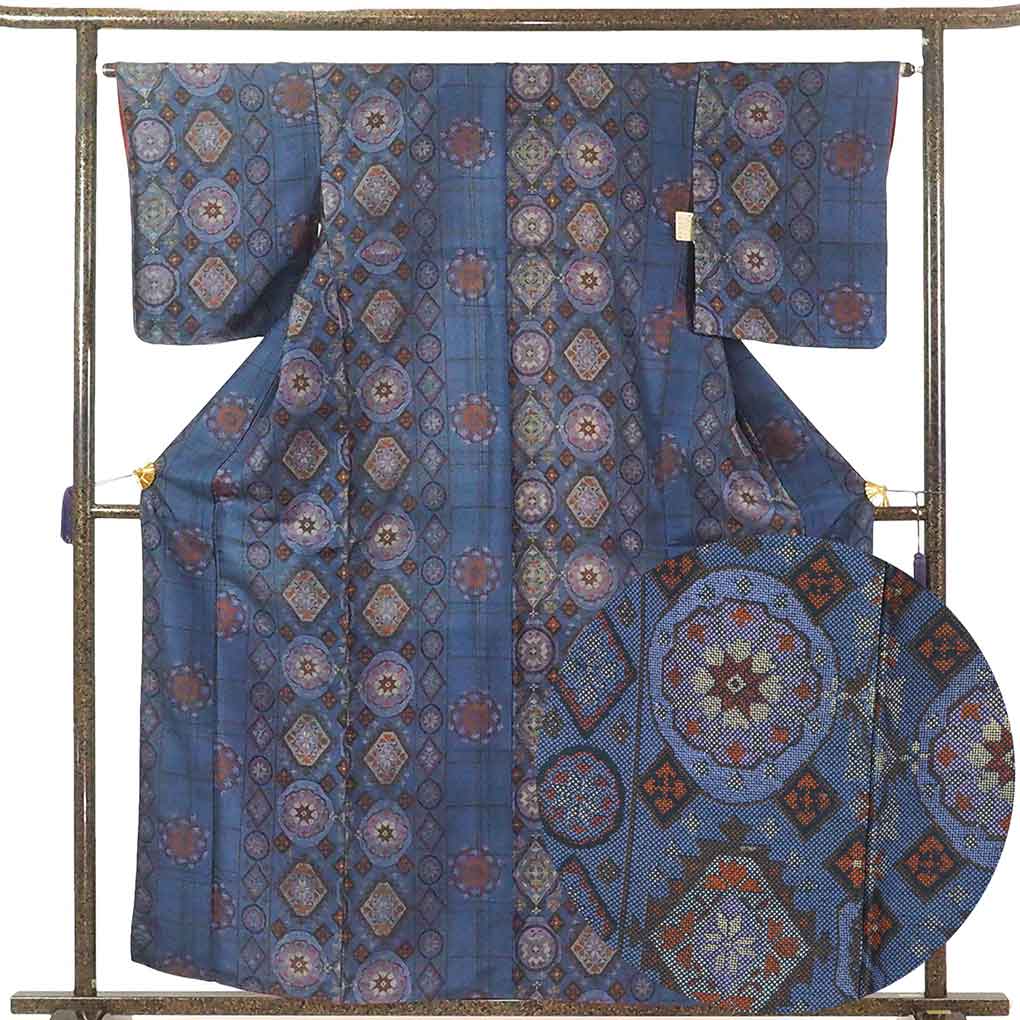 リサイクル 紬 着物 身丈160cm 裄65cm 前幅22.5cm 後幅28cm 袖丈49cm 袖幅32.5cm レディース 袷 連続模様 裄Mサイズ 秋冬春用 正絹（シルク）紺地 美品 大島紬 リサイクル リメイク リユース【ランクA】