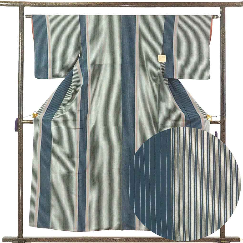 リサイクル 御召し 着物 身丈155cm 裄63cm 前幅22.5cm 後幅28cm 袖丈47cm 袖幅33cm レディース 袷 縞 裄Mサイズ 秋冬春用 正絹（シルク）紺地 美品 リサイクル リメイク リユース【ランクA】