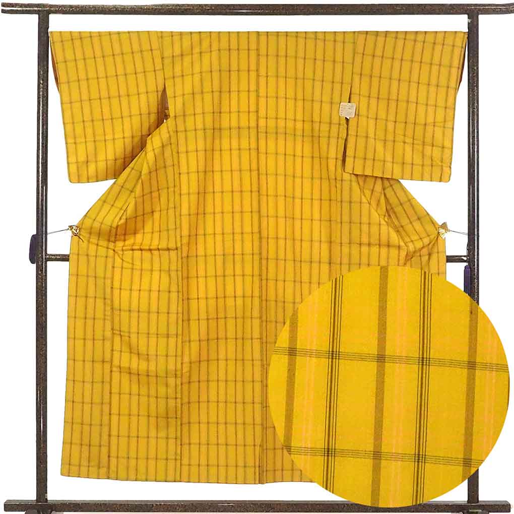 リサイクル 紬 着物 身丈154cm 裄68cm 前幅24cm 後幅28.5cm 袖丈53cm 袖幅35cm レディース 袷 格子 裄長 裄Lサイズ 秋冬春用 正絹（シルク） イエロー 未使用品 リサイクル リメイク リユース【ランクS】