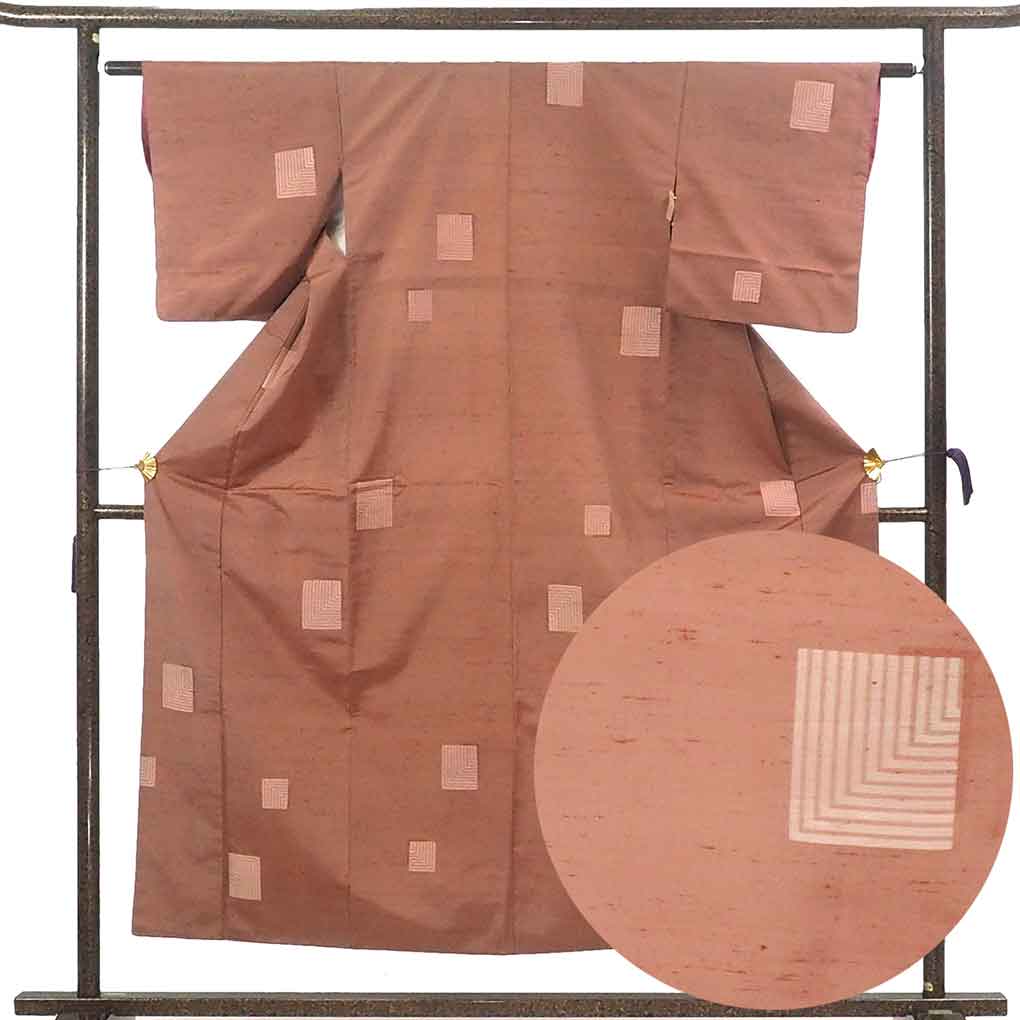 紬 リサイクル着物 身丈153cm 裄61cm 前幅22cm 後幅27cm 袖丈47cm 袖幅31cm レディース 袷 抽象柄 裄Sサイズ 秋冬春用 正絹（シルク）ピンク 美品 リメイク リユース【ランクA】