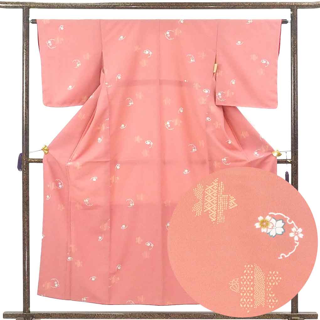 小紋 リサイクル着物 身丈155cm 裄63cm 前幅23cm 後幅28.5cm 袖丈49cm 袖幅33cm レディース 袷 雪輪 裄Mサイズ 秋冬春用 ポリエステル ピンク 未使用品 リメイク リユース【ランクS】