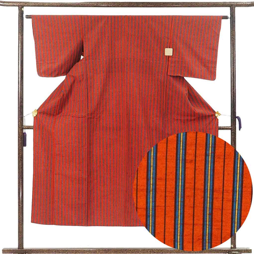 紬 リサイクル着物 身丈146cm 裄63cm 前幅23cm 後幅29cm 袖丈45cm 袖幅32cm レディース 袷 縞 裄Mサイズ 秋冬春用 正絹（シルク）レッド 未使用品 リメイク リユース【ランクS】