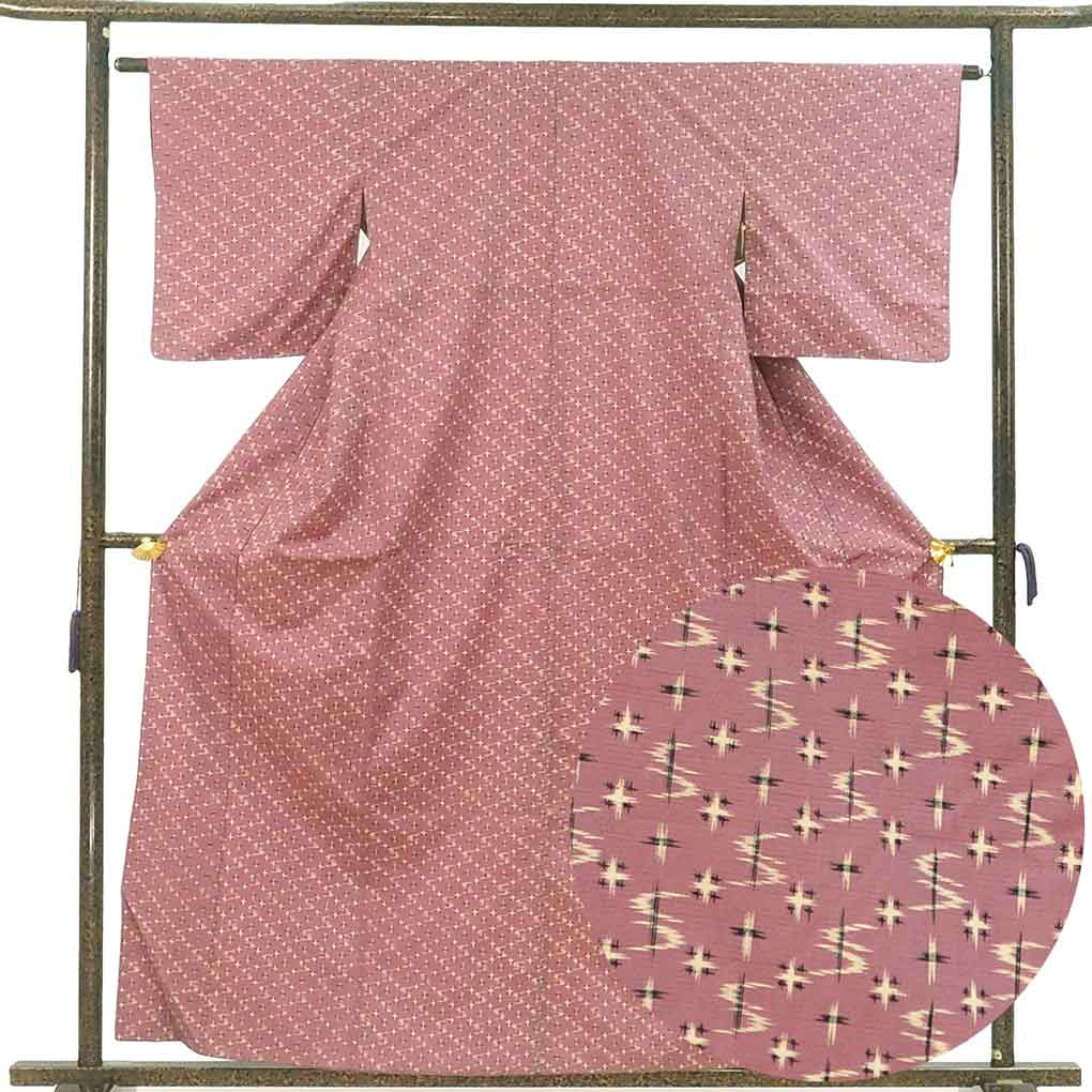 紬 リサイクル着物 身丈149cm 裄63cm 前幅23cm 後幅28cm 袖丈48cm 袖幅32cm レディース 袷 絣模様 裄Mサイズ 秋冬春用 正絹（シルク）パープル 美品 リメイク リユース【ランクA】