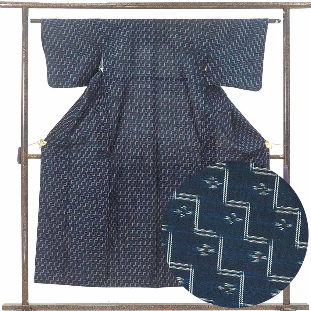 紬 リサイクル着物 身丈151cm 裄61cm 前幅23cm 後幅28cm 袖丈41cm 袖幅30.5cm レディース 袷 絣模様 裄Sサイズ 秋冬春用 正絹（シルク）ネイビー 美品 リメイク リユース【ランクA】