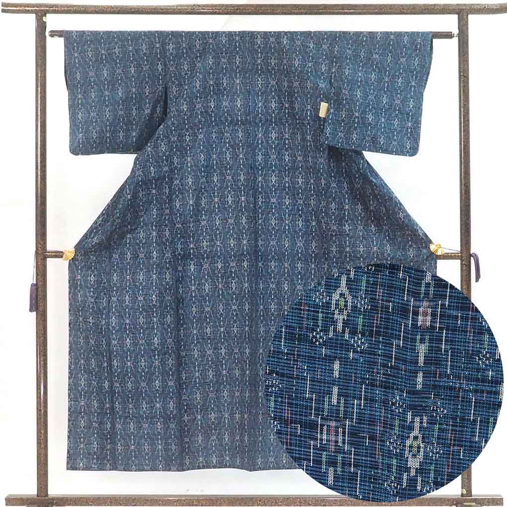 紬 リサイクル着物 身丈152cm 裄61cm 前幅23cm 後幅28.5cm 袖丈45cm 袖幅32cm レディース 単衣 連続模様 裄Sサイズ 初夏・初秋用 正絹（シルク）ネイビー 美品 リメイク リユース【ランクA】
