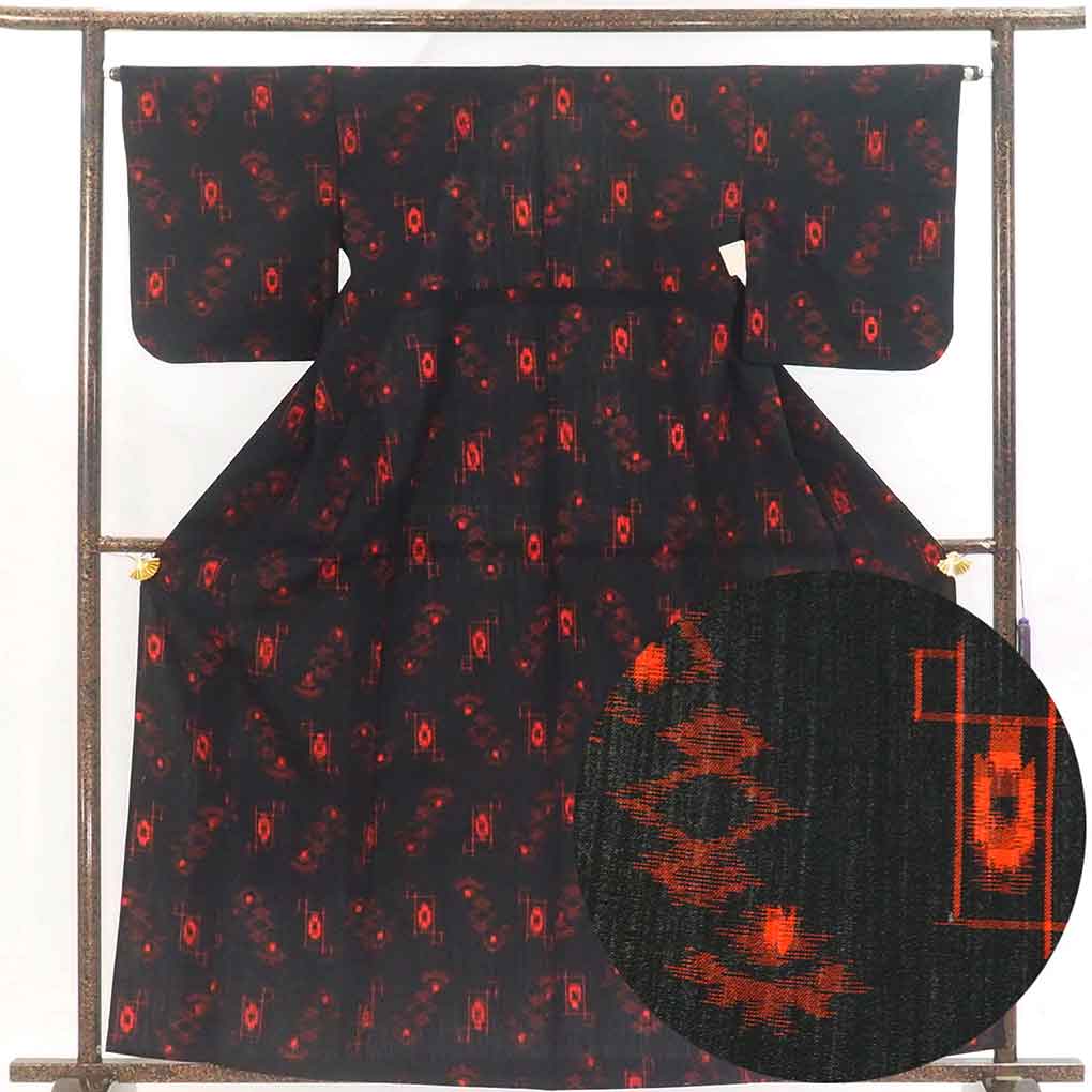ウール着物 リサイクル着物 身丈163cm 裄65cm 前幅25cm 後幅30cm 袖丈49cm 袖幅32.5cm レディース 単衣 絣模様 裄Mサイズ 秋冬春用 ウール ブラック 美品 リメイク リユース【ランクA】