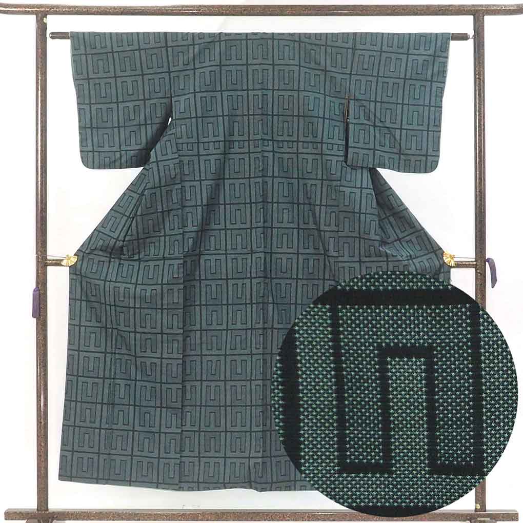 紬 リサイクル着物 身丈153cm 裄61cm 前幅24cm 後幅29cm 袖丈47cm 袖幅30.5cm レディース 袷 連続模様 裄Sサイズ 秋冬春用 正絹（シルク）グリーン やや難 リメイク リユース【ランクB】