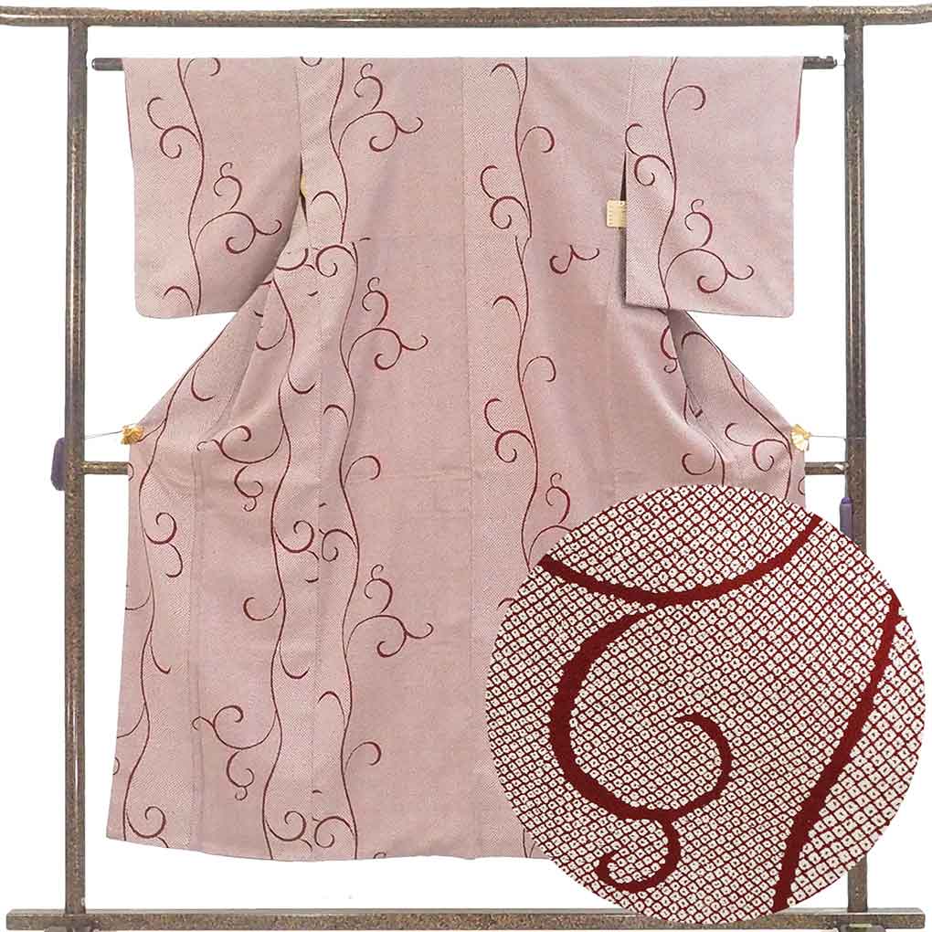 御召し リサイクル着物 身丈150cm 裄61cm 前幅23cm 後幅30cm 袖丈49cm 袖幅30cm レディース 袷 鹿の子 裄Sサイズ 秋冬春用 正絹（シルク）レッド やや難 リメイク リユース【ランクB】