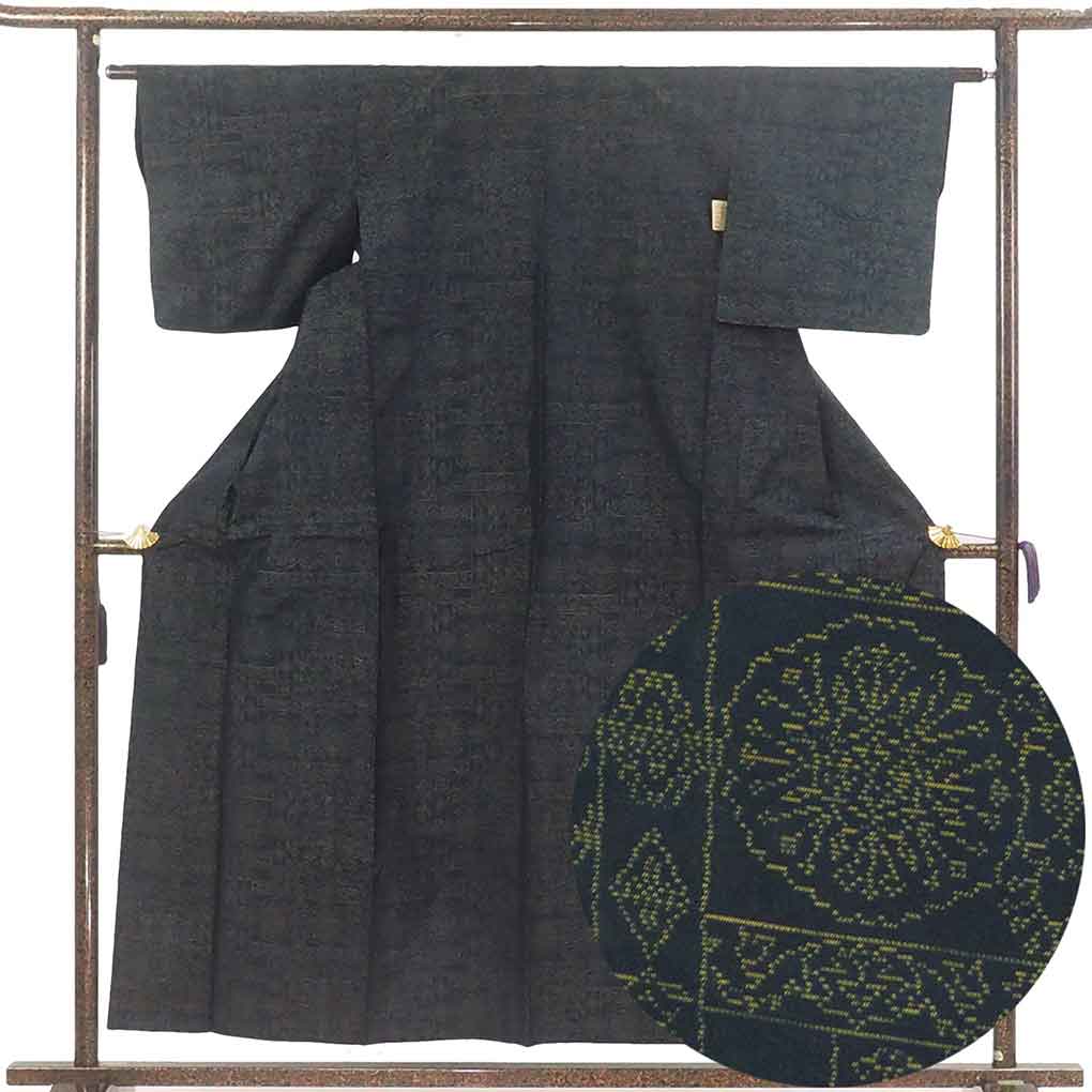 紬 リサイクル着物 身丈158cm 裄62cm 前幅24.5cm 後幅29.5cm 袖丈45cm 袖幅32cm レディース 単衣 連続模様 裄Sサイズ 初夏・初秋用 正絹（シルク）ブラック やや難 大島紬 リメイク リユース【ランクB】