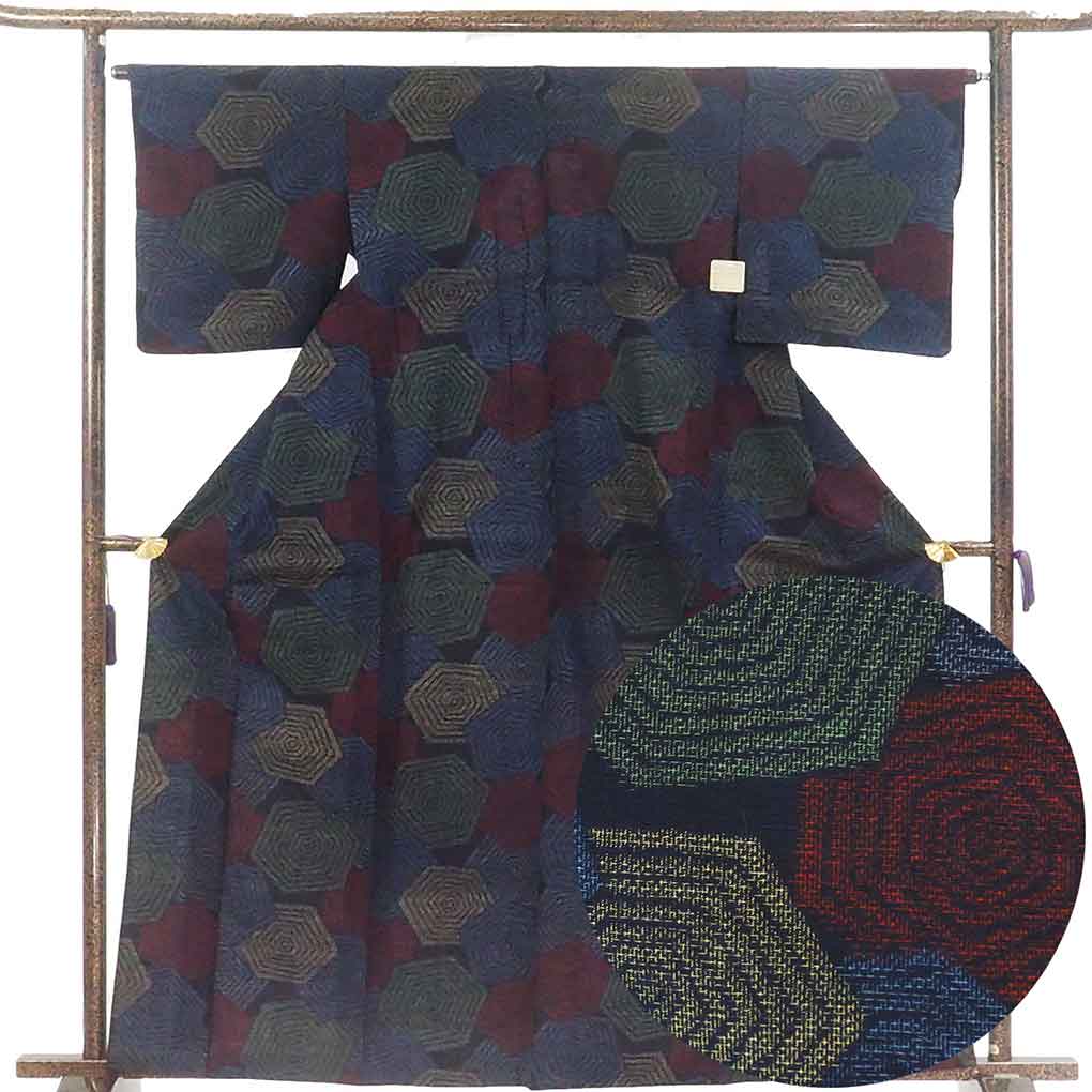 紬 リサイクル着物 身丈163cm 裄64cm 前幅25cm 後幅30cm 袖丈47cm 袖幅33cm レディース 単衣 亀甲 裄Mサイズ 初夏・初秋用 正絹（シルク）ネイビー やや難 リメイク リユース【ランクB】