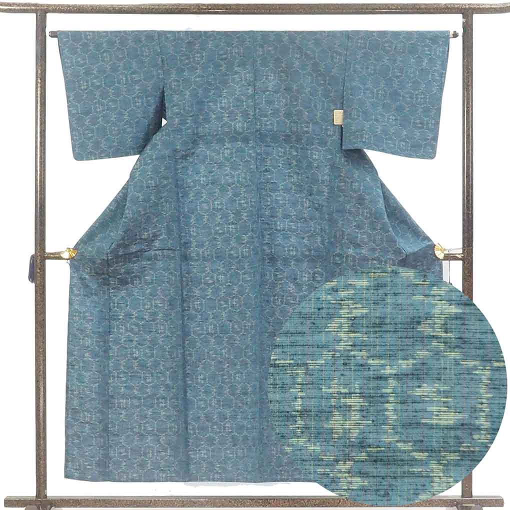 紬 リサイクル着物 身丈154cm 裄64cm 前幅26cm 後幅30.5cm 袖丈45cm 袖幅32cm レディース 単衣 亀甲 裄Mサイズ 初夏・初秋用 正絹（シルク）ブルー 美品 リメイク リユース【ランクA】