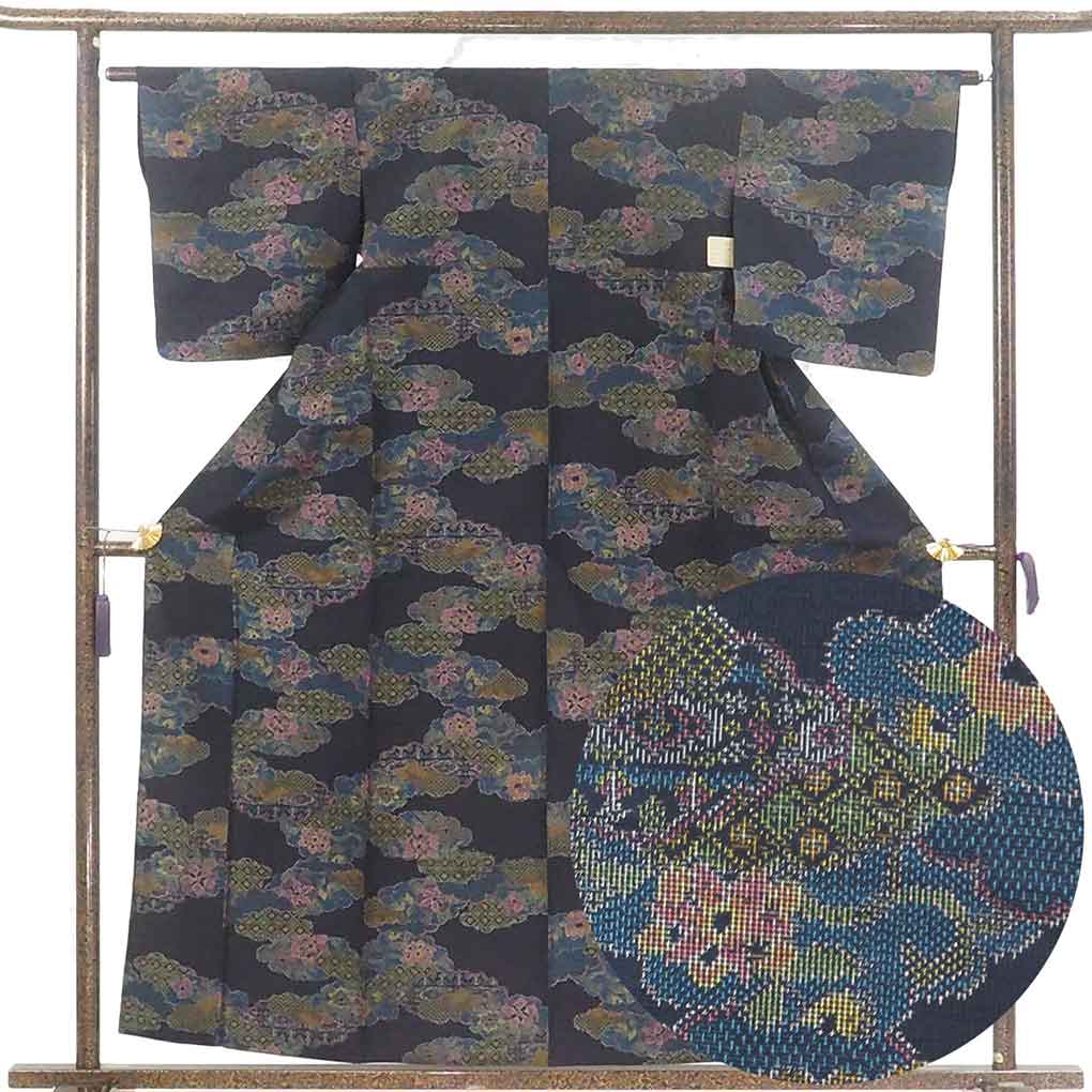 紬 リサイクル着物 身丈160cm 裄63cm 前幅23cm 後幅29cm 袖丈49cm 袖幅32cm レディース 単衣 雲取り 裄Mサイズ 初夏・初秋用 正絹（シルク）ネイビー 美品 リメイク リユース【ランクA】