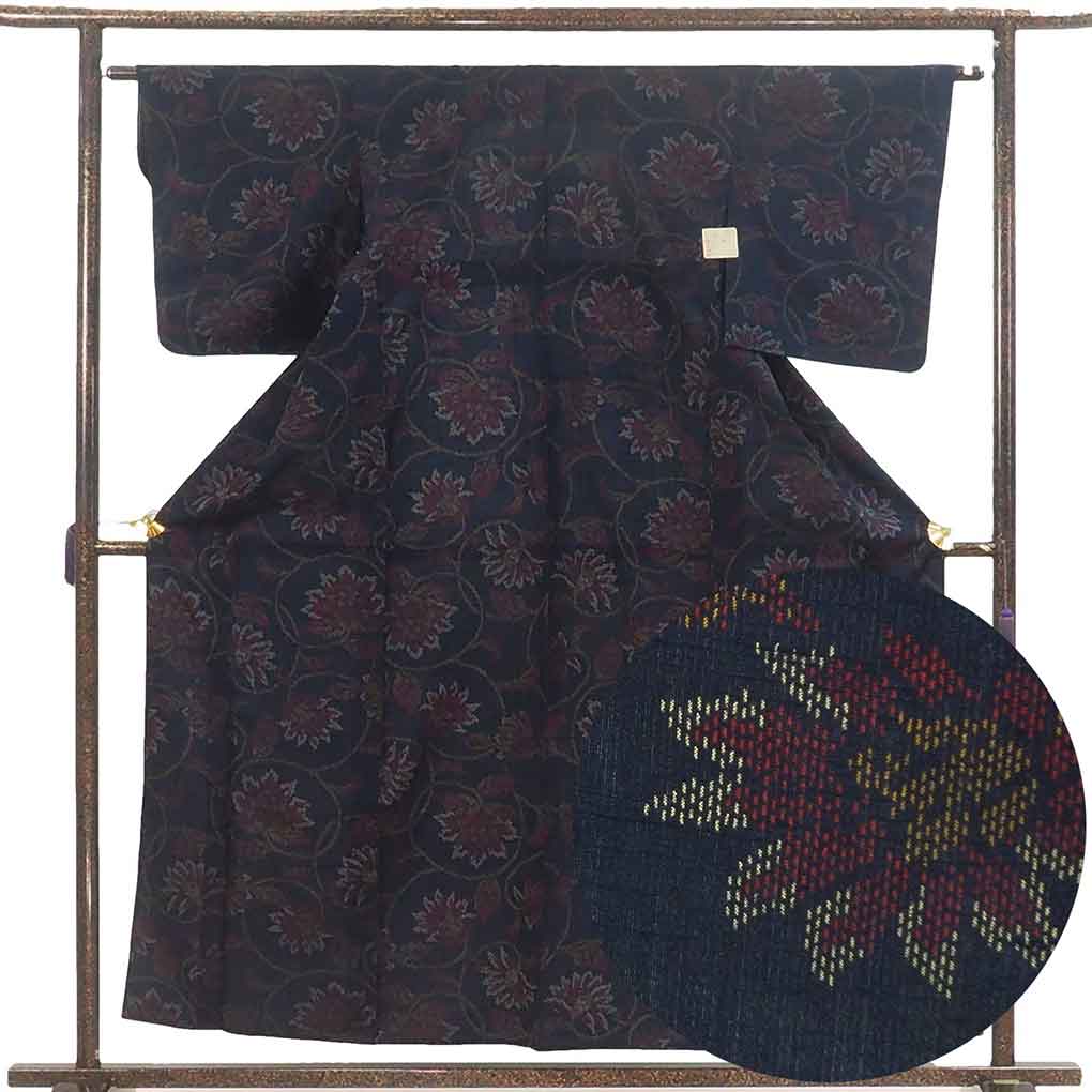 紬 リサイクル着物 身丈158cm 裄63cm 前幅25cm 後幅29cm 袖丈49cm 袖幅32cm レディース 単衣 蔦柄 裄Mサイズ 初夏・初秋用 正絹（シルク）ネイビー 美品 リメイク リユース【ランクA】