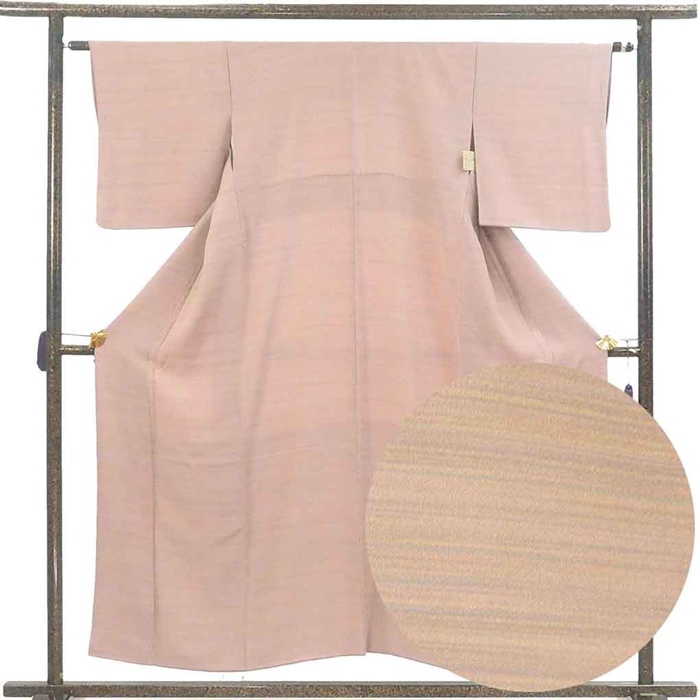 色無地 リサイクル着物 身丈155cm 裄62cm 前幅23cm 後幅29.5cm 袖丈47cm 袖幅31.5cm レディース 袷 横段柄 裄Sサイズ 秋冬春用 正絹（シルク）ピンク 美品 リメイク リユース【ランクA】