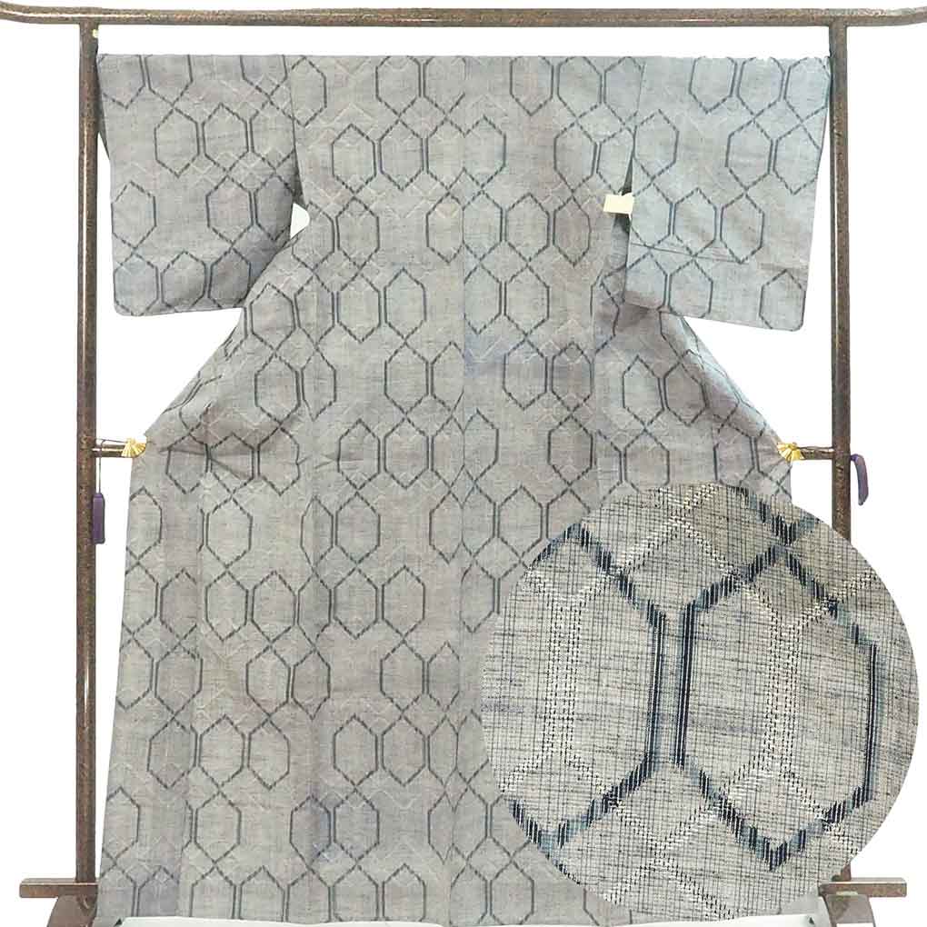 紬 リサイクル着物 身丈168cm 裄68cm 前幅25cm 後幅30.5cm 袖丈53cm 袖幅35cm レディース 単衣 亀甲 裄長 裄Lサイズ 初夏・初秋用 正絹（シルク）グレー トールサイズ 美品 リメイク リユース【ランクA】