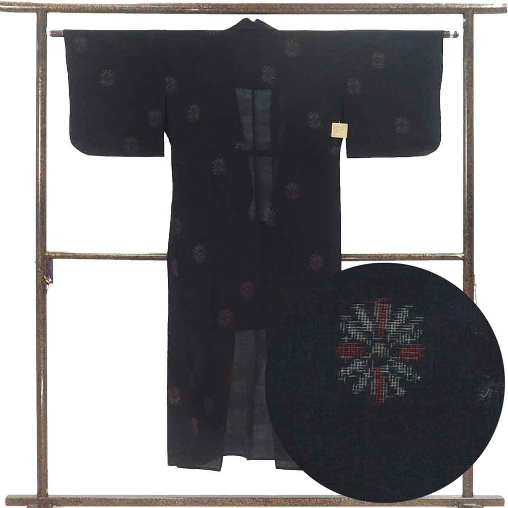 紬 リサイクル着物 身丈145cm 裄63cm 前幅23cm 後幅30cm 袖丈43cm 袖幅32cm レディース 単衣 絣模様 裄Mサイズ 初夏・初秋用 正絹（シルク）ブラック 美品 リメイク リユース【ランクA】