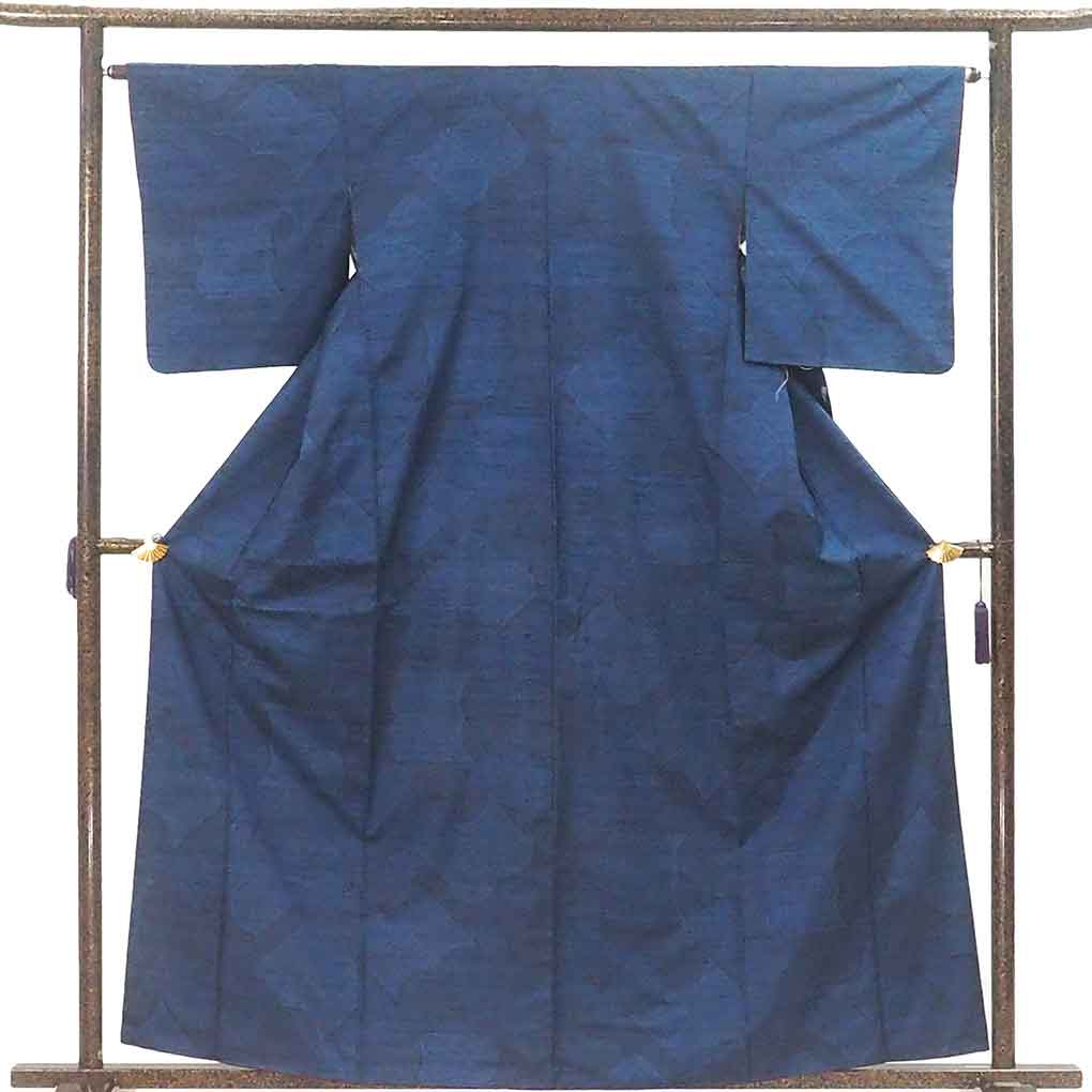 紬 リサイクル着物 身丈161cm 裄65cm 前幅23cm 後幅30cm 袖丈49cm 袖幅32cm レディース 袷 本 裄Mサイズ 秋冬春用 正絹（シルク）ネイビー 美品 大島紬 藤絹織物都喜ヱ門 リメイク リユース【ランクA】