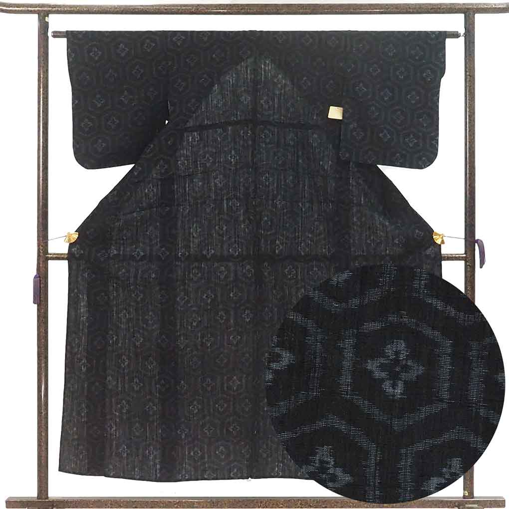 紬 リサイクル着物 身丈155cm 裄62cm 前幅24cm 後幅29cm 袖丈49cm 袖幅32cm レディース 単衣 亀甲 裄Sサイズ 初夏・初秋用 正絹（シルク）ブラック 美品 リメイク リユース【ランクA】
