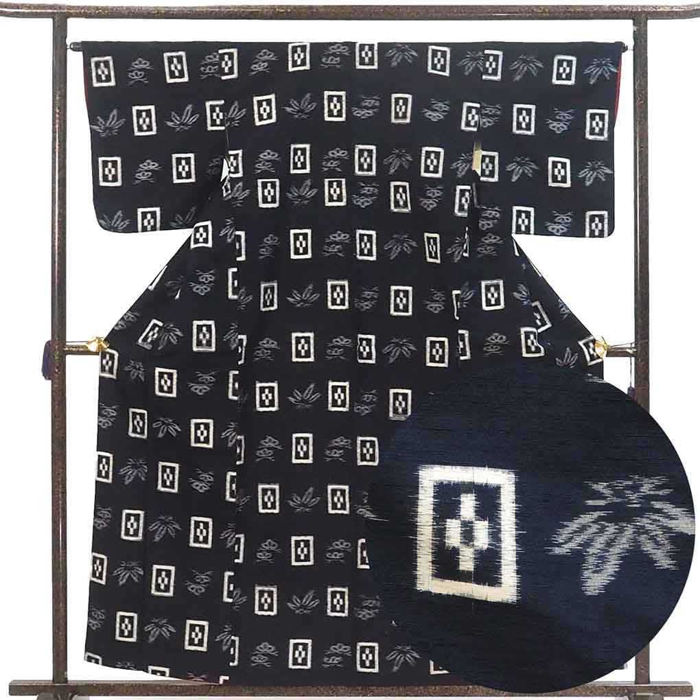 紬 リサイクル着物 身丈160cm 裄65cm 前幅22cm 後幅30cm 袖丈49cm 袖幅32.5cm レディース 袷 絣模様 裄Mサイズ 秋冬春用 正絹（シルク）ネイビー 美品 リメイク リユース【ランクA】