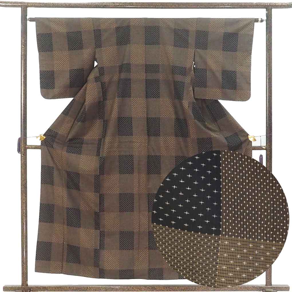 紬 リサイクル着物 身丈156cm 裄62cm 前幅23cm 後幅28.5cm 袖丈49cm 袖幅32cm レディース 袷 市松 裄Sサイズ 秋冬春用 正絹（シルク）ブラウン 美品 リメイク リユース【ランクA】