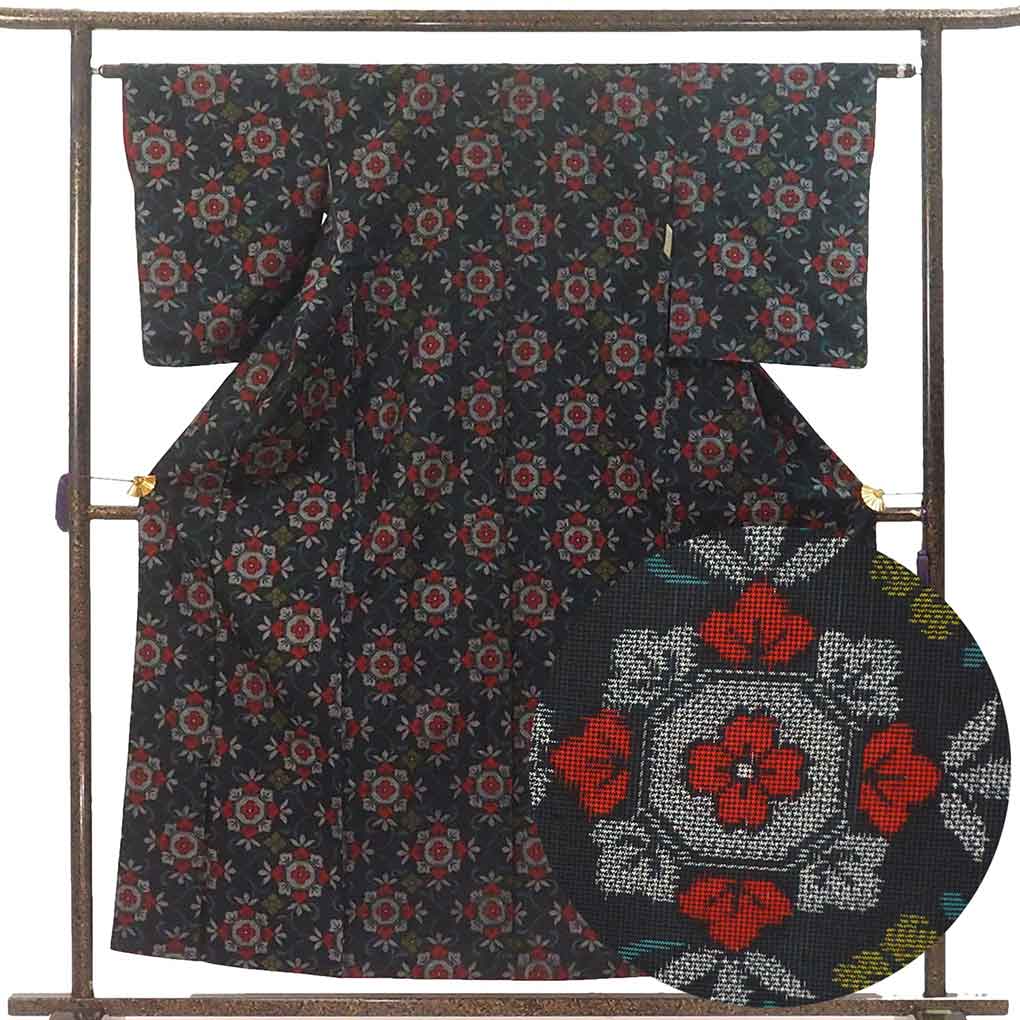 紬 リサイクル着物 身丈158cm 裄62cm 前幅24.5cm 後幅28.5cm 袖丈53cm 袖幅32cm レディース 袷 花柄 裄Sサイズ 秋冬春用 正絹（シルク）ブラック 美品 村山大島 リメイク リユース【ランクA】