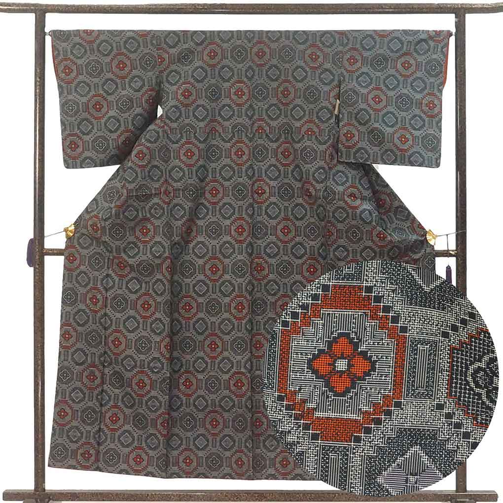 紬 リサイクル着物 身丈155cm 裄66cm 前幅24.5cm 後幅29cm 袖丈49cm 袖幅34cm レディース 袷 連続模様 裄長 裄M-Lサイズ 秋冬春用 正絹（シルク）ブラック 美品 村山大島 リメイク リユース【ランクA】