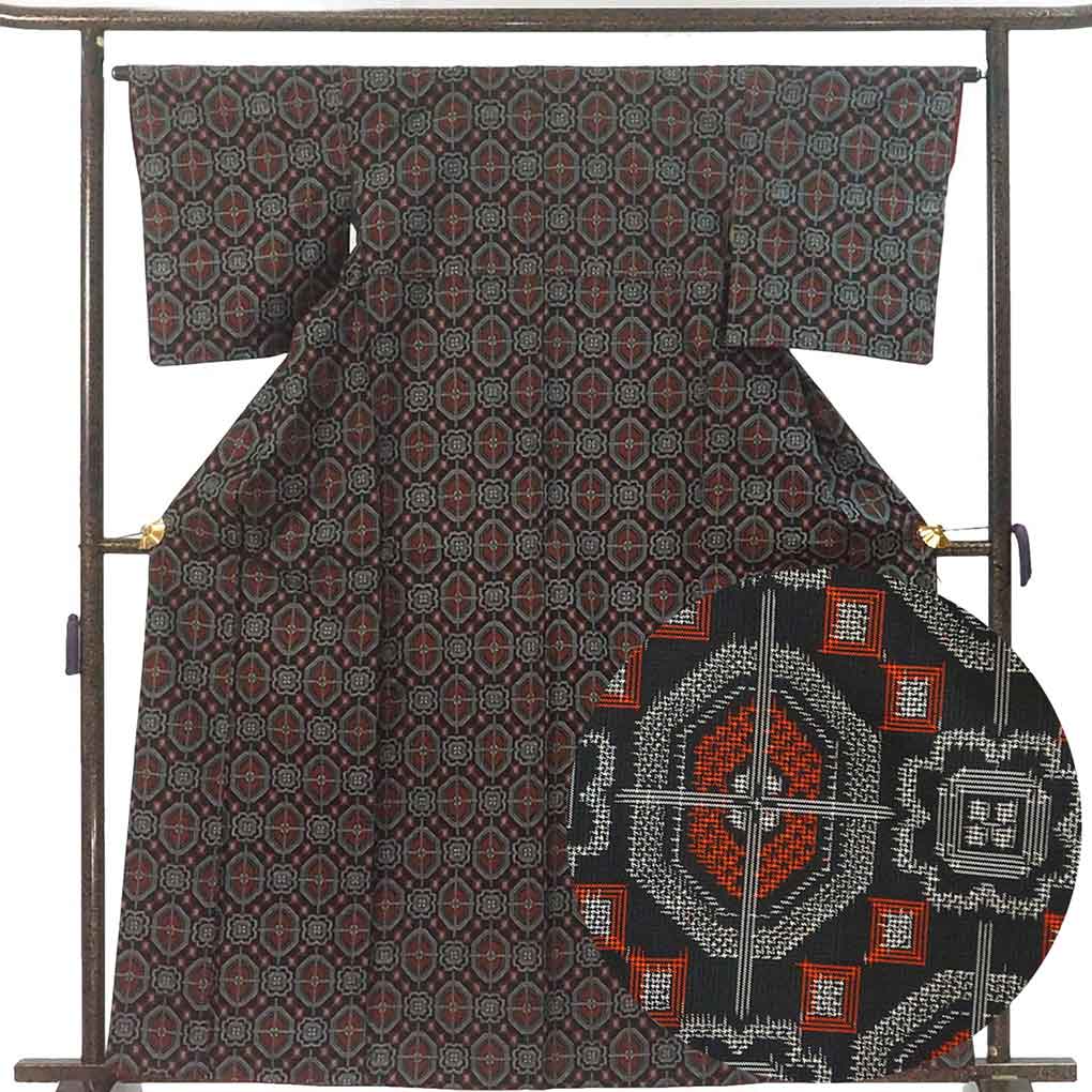 紬 リサイクル着物 身丈162cm 裄65cm 前幅24.5cm 後幅28cm 袖丈49cm 袖幅32.5cm レディース 袷 連続模様 裄Mサイズ 秋冬春用 正絹（シルク）ブラック 未使用品 村山大島 リメイク リユース【ランクS】