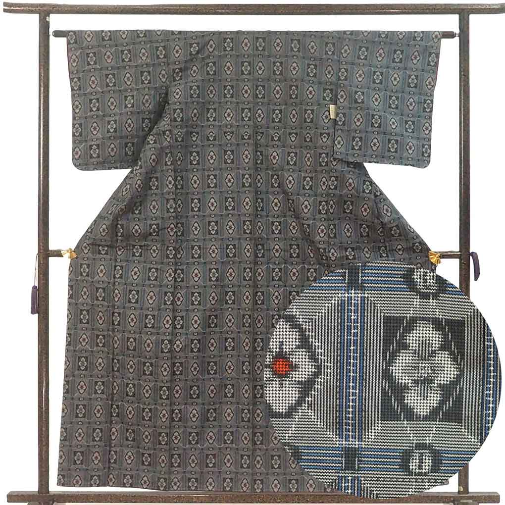 紬 リサイクル着物 身丈159cm 裄62cm 前幅22.5cm 後幅28.5cm 袖丈49cm 袖幅32cm レディース 袷 連続模様 裄Sサイズ 秋冬春用 正絹（シルク）ブラック 未使用品 村山大島 リメイク リユース【ランクS】