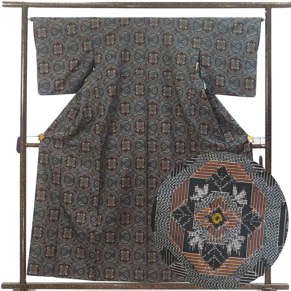 紬 リサイクル着物 身丈158cm 裄65cm 前幅24cm 後幅30cm 袖丈48cm 袖幅33cm レディース 袷 連続模様 裄Mサイズ 秋冬春用 正絹（シルク）ブラック やや難 リメイク リユース【ランクB】