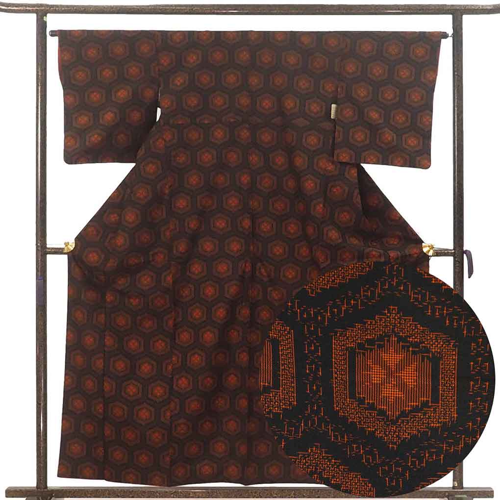 紬 リサイクル着物 身丈160cm 裄64cm 前幅24cm 後幅28cm 袖丈49cm 袖幅32cm レディース 袷 亀甲 裄Mサイズ 秋冬春用 正絹（シルク）ブラック 美品 リメイク リユース【ランクA】