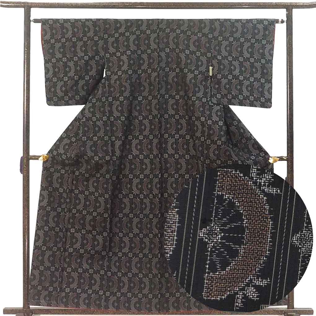 紬 リサイクル着物 身丈160cm 裄63cm 前幅24.5cm 後幅30cm 袖丈49cm 袖幅32cm レディース 袷 源氏車 裄Mサイズ 秋冬春用 正絹（シルク）ブラック 未使用品 村山大島 リメイク リユース【ランクS】