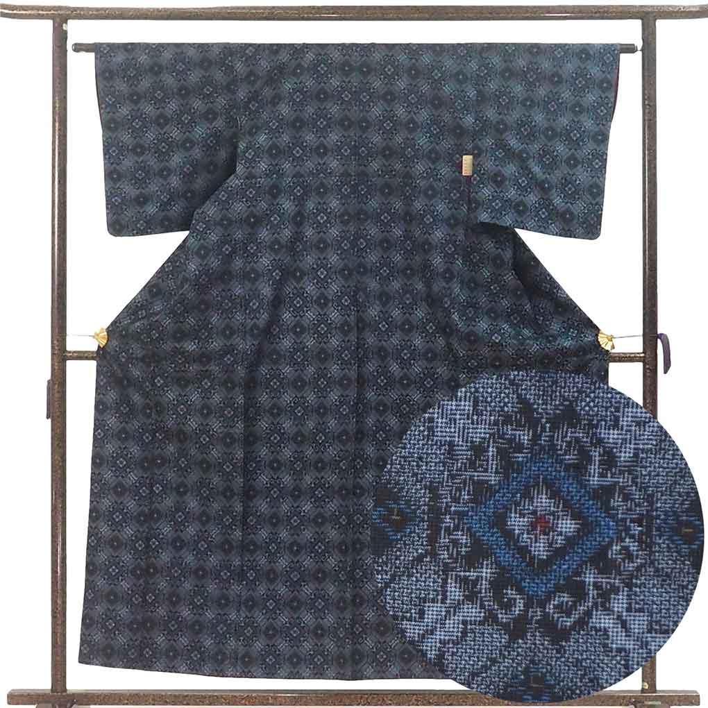 紬 リサイクル着物 身丈156cm 裄62cm 前幅23cm 後幅28.5cm 袖丈49cm 袖幅32cm レディース 袷 連続模様 裄Sサイズ 秋冬春用 正絹（シルク）ネイビー 美品 村山大島 リメイク リユース【ランクA】
