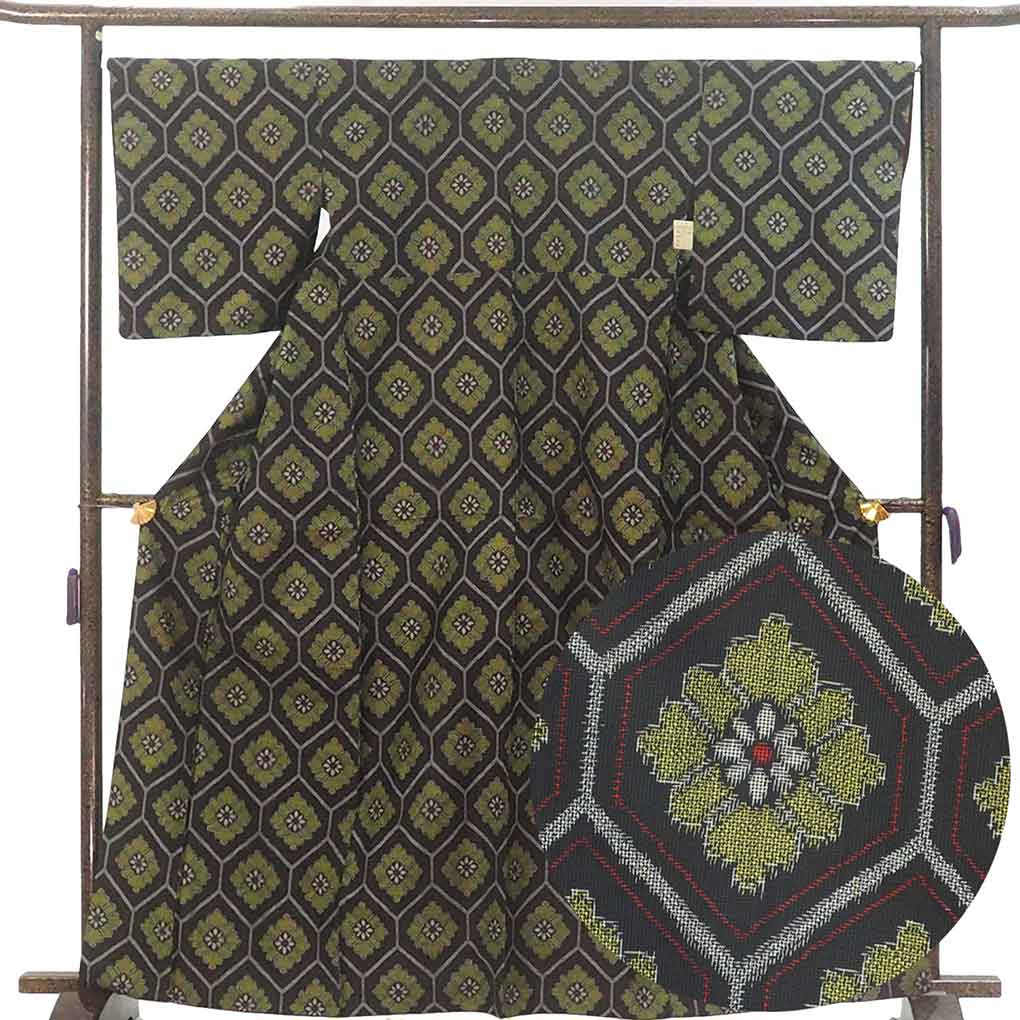 紬 リサイクル着物 身丈164cm 裄67cm 前幅29cm 後幅30cm 袖丈49cm 袖幅34cm レディース 袷 亀甲 裄長 裄Lサイズ 秋冬春用 正絹（シルク）ブラック トールサイズ やや難 村山大島紬 リメイク リユース【ランクB】